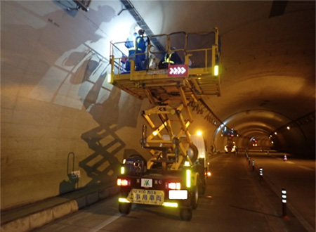 トンネル照明構造点検