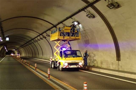 トンネル照明点検作業