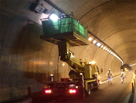 トンネル内照明設備清掃状況