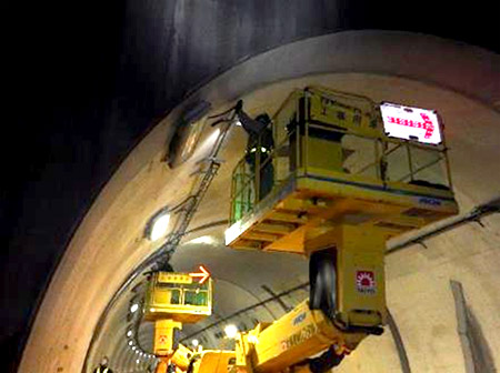 トンネル照明灯具取替工事　作業状況