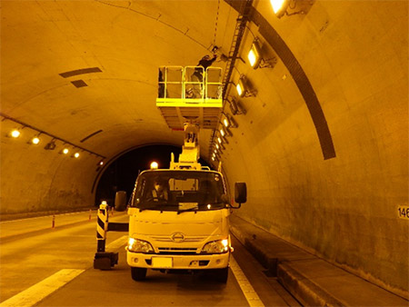トンネル照明設備点検