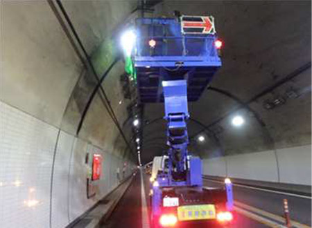 トンネル照明設備点検