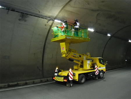 トンネル照明設備点検・取替工事