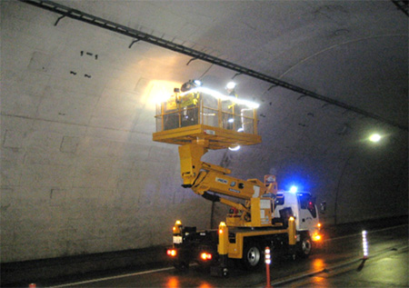 トンネル照明点検状況